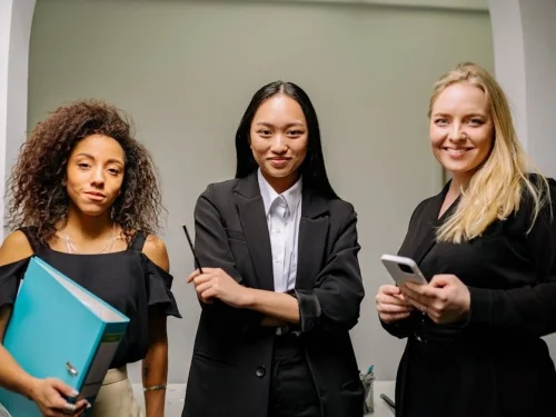 Venüs Kova Kadını Aşk ve İlişkiler: Özgürlük, Yenilik ve Zihinsel Bağ